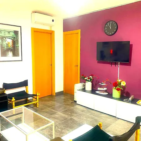 3 Bedroom Next To Airport & La Sagrada Familia Metro And Fc Barcelona Stadium Apartment *