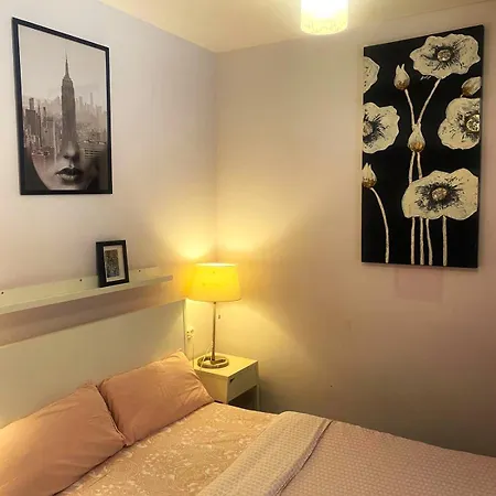 Apartment 3 Bedroom Next To Airport & La Sagrada Familia Metro And Fc Barcelona Stadium